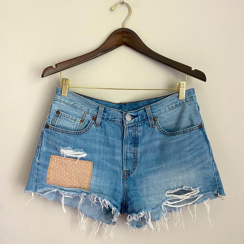 Levi’s high wasted destroyed denim shorts Sz 28